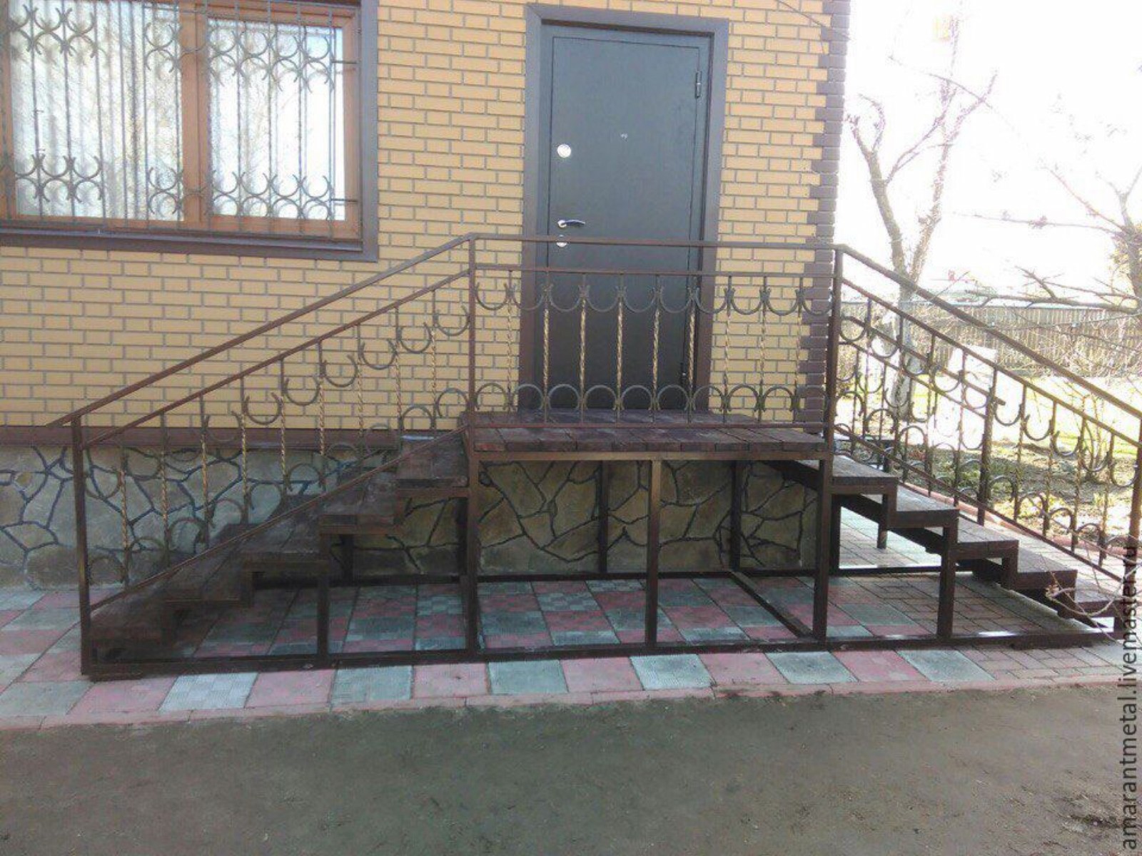 Вхідні металеві сходи